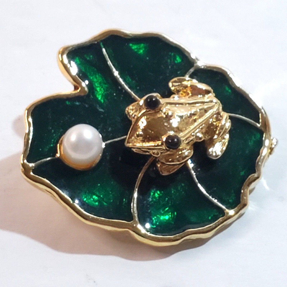 Vtg JJI Green Enamel Gold Tone Metal Frog on Lily Pad with Cultured Pearl Brooch